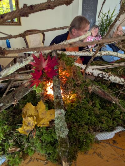 Bewohner sitzen am Tisch. Walddekoration auf dem Tisch